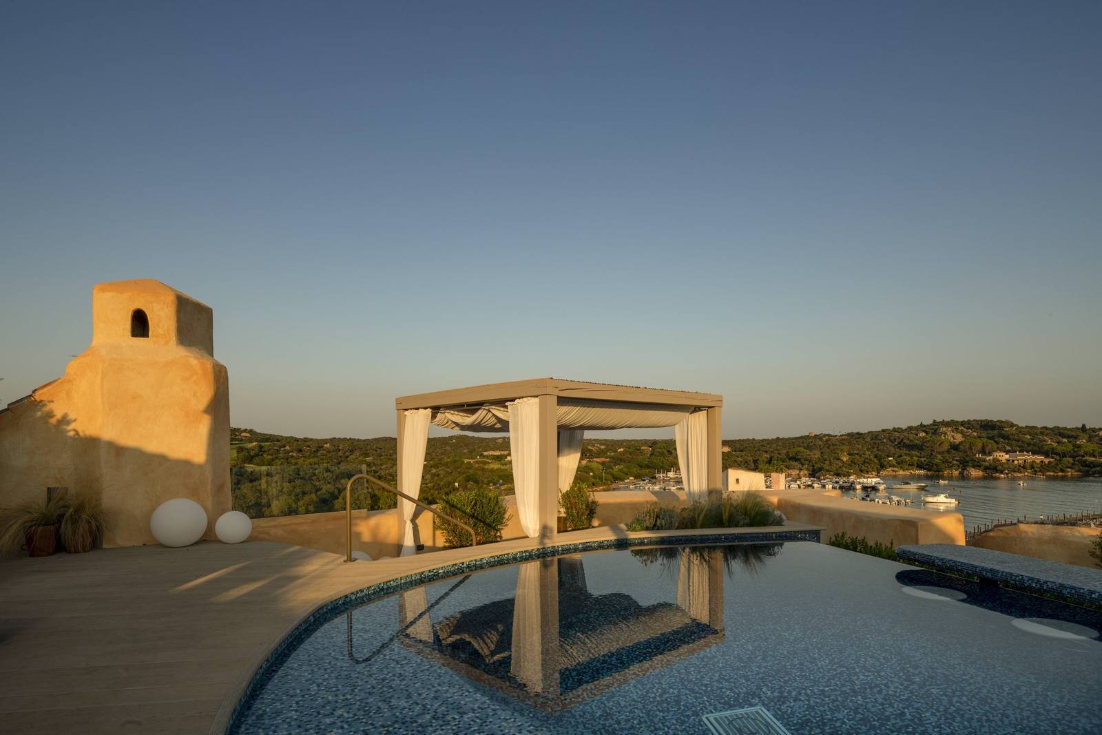 The private infinity pool of the Harrods Suite at sunset, overlooking the sea