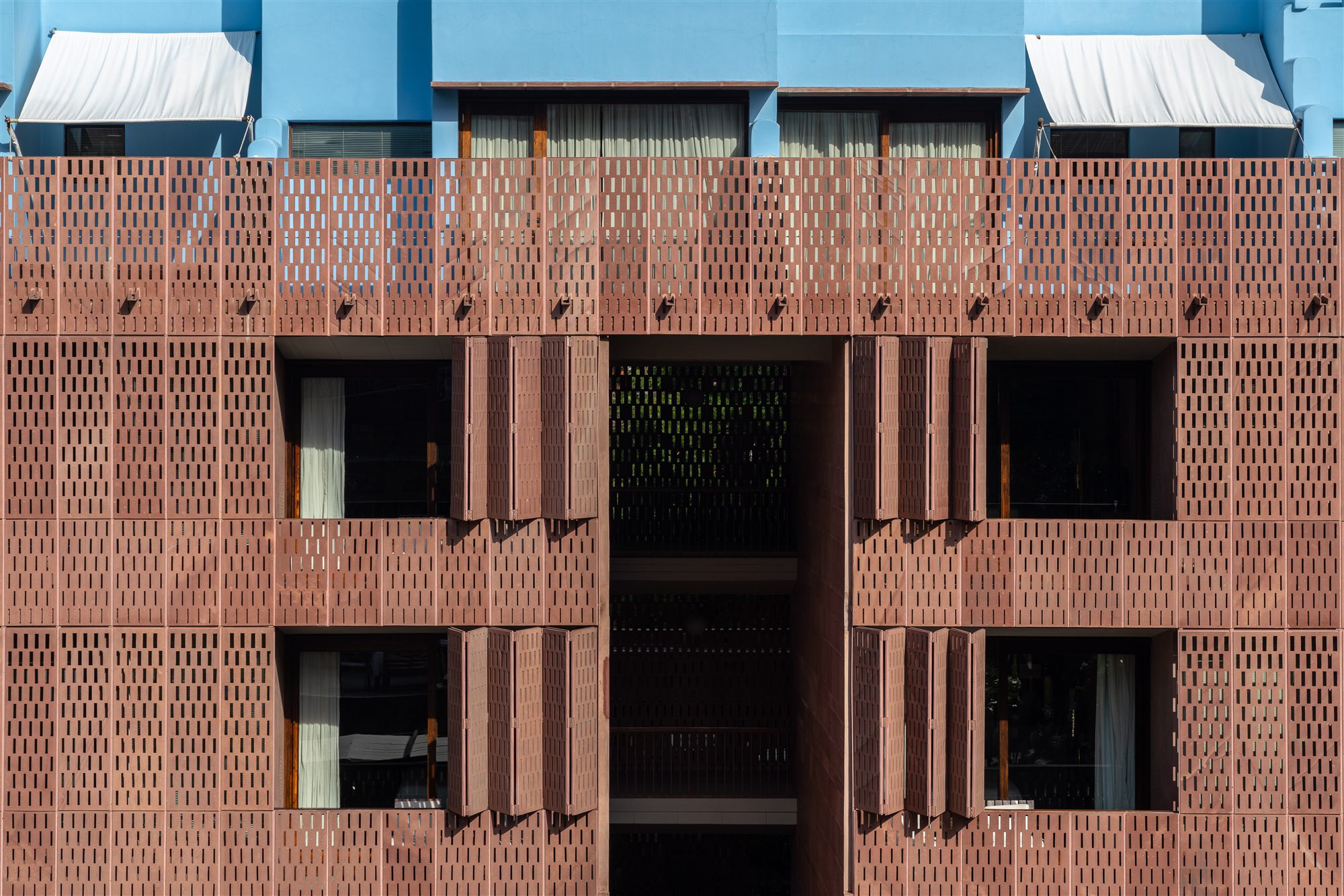 Hand-cut red sandstone lattice facade of the contemporary wing at RAAS Jodhpur, designed by Studio Lotus